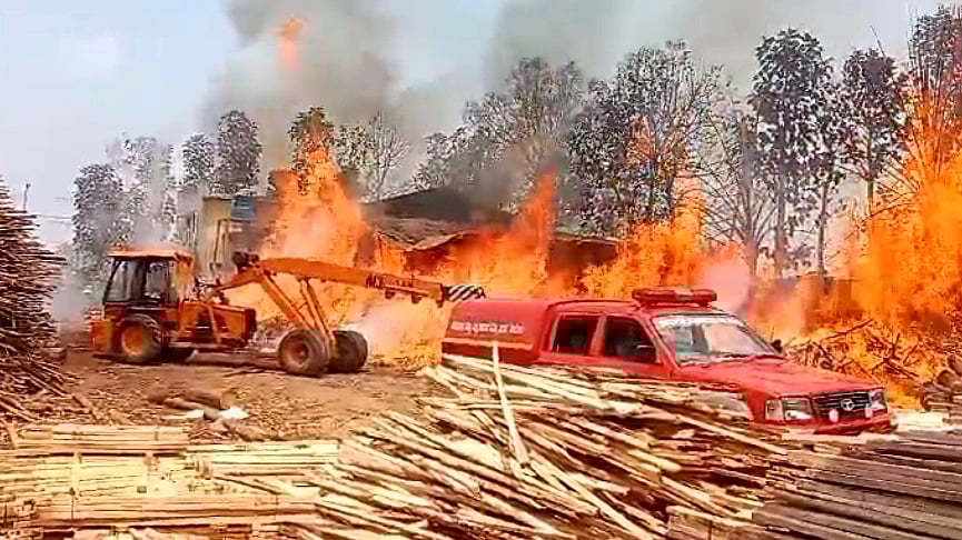 ಹೊಳೆನರಸೀಪುರ | ಪ್ಲೈವುಡ್‌ ಕಾರ್ಖಾನೆಗೆ ಬೆಂಕಿ: ಅಗ್ನಿಶಾಮಕ ಸಿಬ್ಬಂದಿಗೆ ಗಾಯ