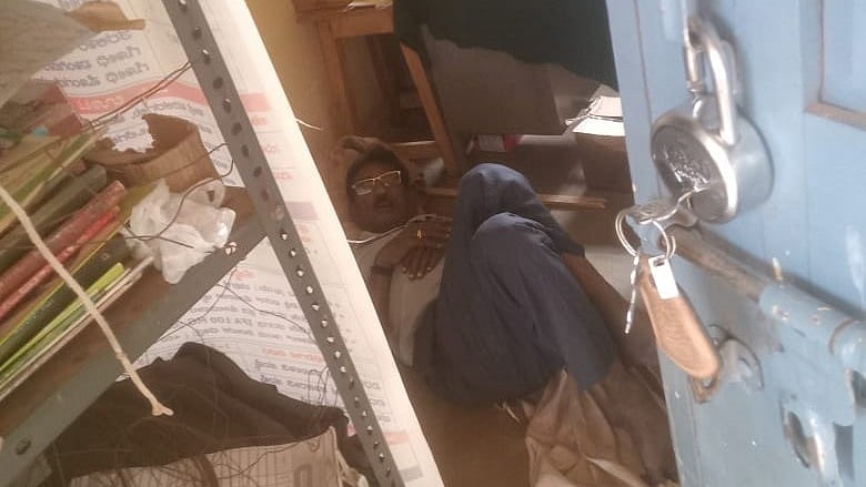 ಮದ್ಯ ಸೇವಿಸಿ ಶಾಲೆಯಲ್ಲೇ ಮಲಗಿದ್ದ ಮುಖ್ಯಶಿಕ್ಷಕನ ಅಮಾನತು