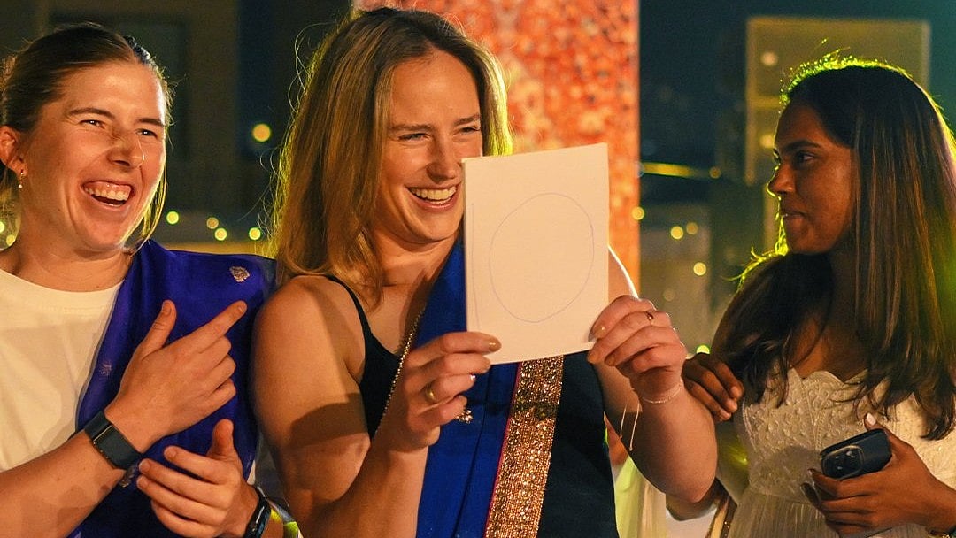 ಸಾಂ‌ಪ್ರದಾಯಿಕ ಉಡುಗೆಯಲ್ಲಿ RCB ಆಟಗಾರ್ತಿಯರು: ಸ್ಮೃತಿ ಎಲ್ಲಿ ಎಂದ ಫ್ಯಾನ್ಸ್