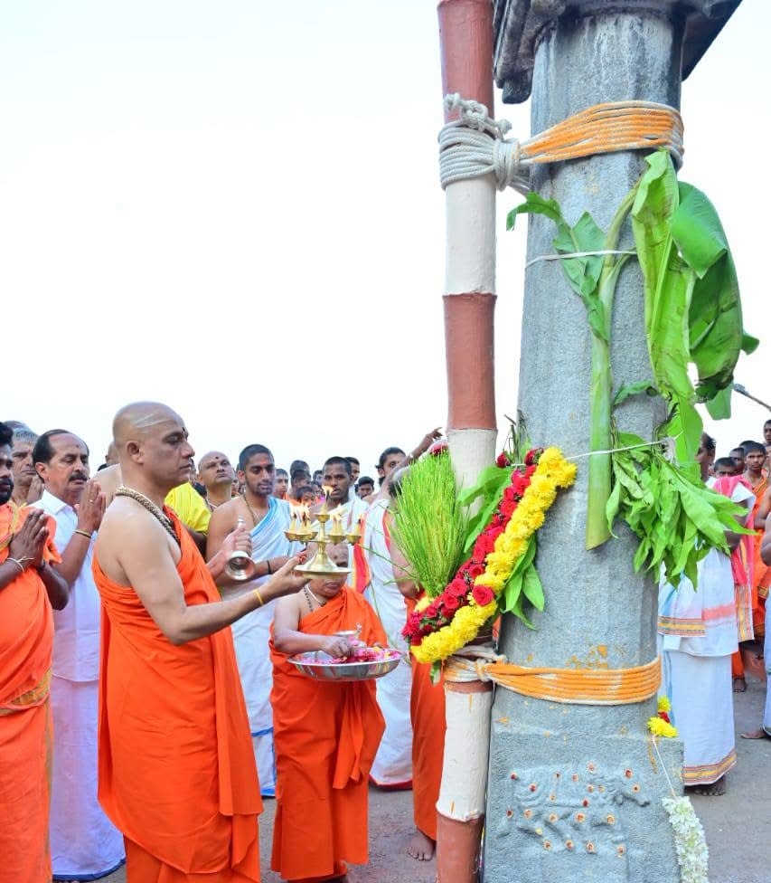 ನಾಗಮಂಗಲ ತಾಲ್ಲೂಕಿನ ಆದಿಚುಂಚನಗಿರಿ ಮಠದಲ್ಲಿ ಶುಕ್ರವಾರ ಪೀಠಾಧ್ಯಕ್ಷರಾದ ನಿರ್ಮಲಾನಂದನಾಥ ಸ್ವಾಮೀಜಿ ಜಾತ್ರಾ ಮಹೋತ್ಸವಕ್ಕೆ ಧರ್ಮಧ್ವಜಾರೋಹಣ ಮತ್ತು ನಾಂದಿ ಪೂಜೆ ನೆರವೇರಿಸುವ ಮೂಲಕ ಚಾಲನೆ ನೀಡಿದರು