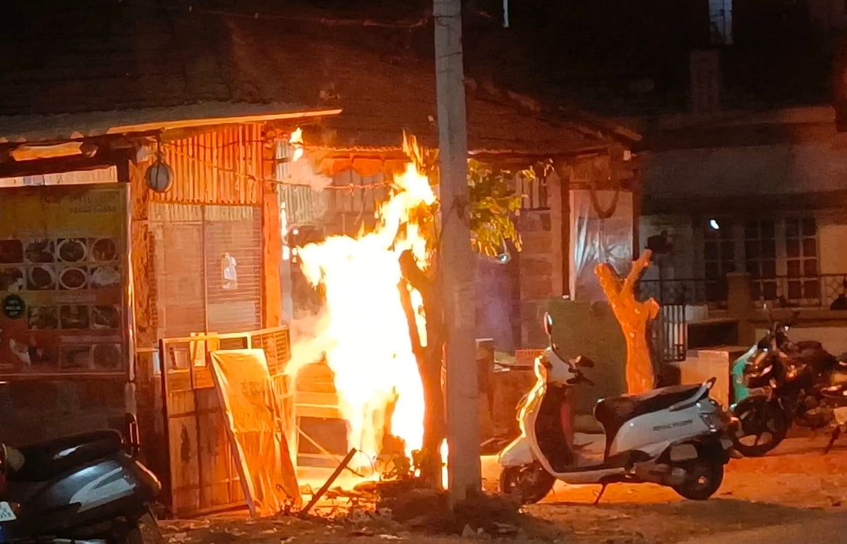 ಆನೇಕಲ್ | ಹೋಟೆಲ್‌ನಲ್ಲಿ ಬೆಂಕಿ ಅವಘಡ: ಹೊತ್ತು ಉರಿದ ಹೋಟೆಲ್