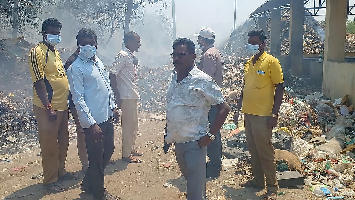 ಶಿಡ್ಲಘಟ್ಟ | ತ್ಯಾಜ್ಯ ಘಟಕದಿಂದ ದಟ್ಟ ಹೊಗೆ: ಬೆಳೆ ಹಾಳಾಗುವ ಆತಂಕದಲ್ಲಿ ರೈತರು