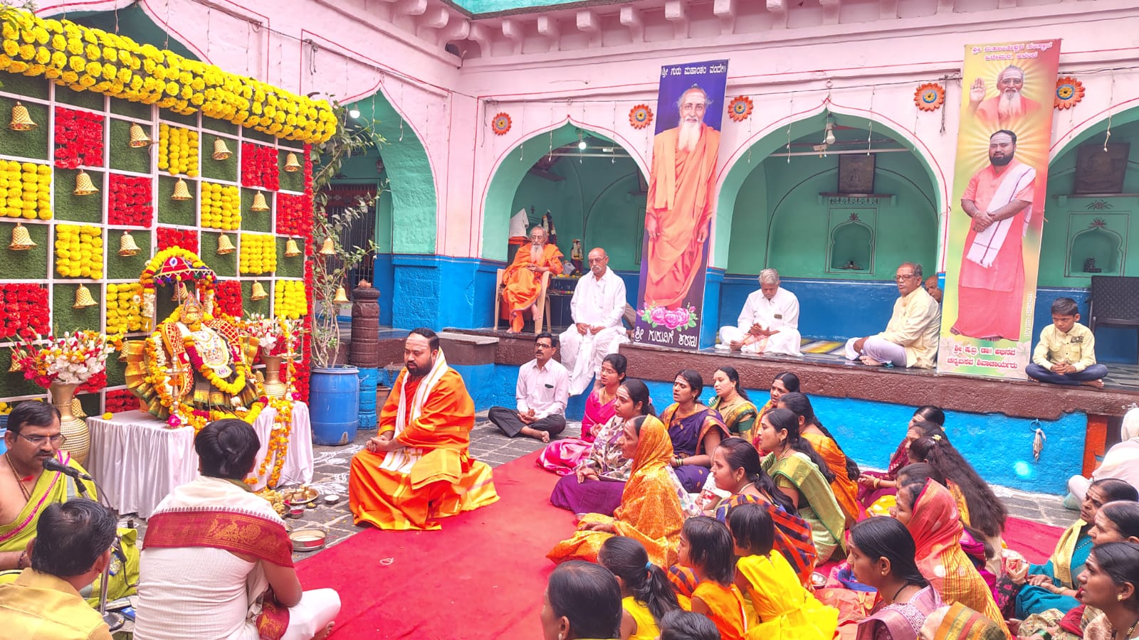 ಆಳಂದ ಪಟ್ಟಣದ ಮಹಾಂತ ಶಿವಯೋಗಿಗಳ ಪುಣ್ಯಸ್ಮರಣೋತ್ಸವ ಪೀಠಾಧಿಪತಿ ಶ್ರೀ ಮಹಾಂತಲಿAಗ ಶಿವಾಚಾರ್ಯ ಸಾನ್ನಿಧ್ಯದಲ್ಲಿ ನಡೆದ ಶ್ರೀ ಲಲಿತಾ ಸಹಸ್ರ ನಾಮಾವಳಿ ಪೂಜೆಯಲ್ಲಿ ಡಾ. ಚನ್ನಬಸವ ಶಿವಾಚಾರ್ಯರು ಭಕ್ತಾದಿಗಳು ಪಾಲ್ಗೊಂಡು ನೆರವೇರಿಸಿದರು.  