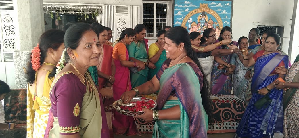 ಬಾಗಿನ ವಿತರಣೆ, ಕೇಕ್‌ ಕತ್ತರಿಸಿ ಸಂಭ್ರಮ