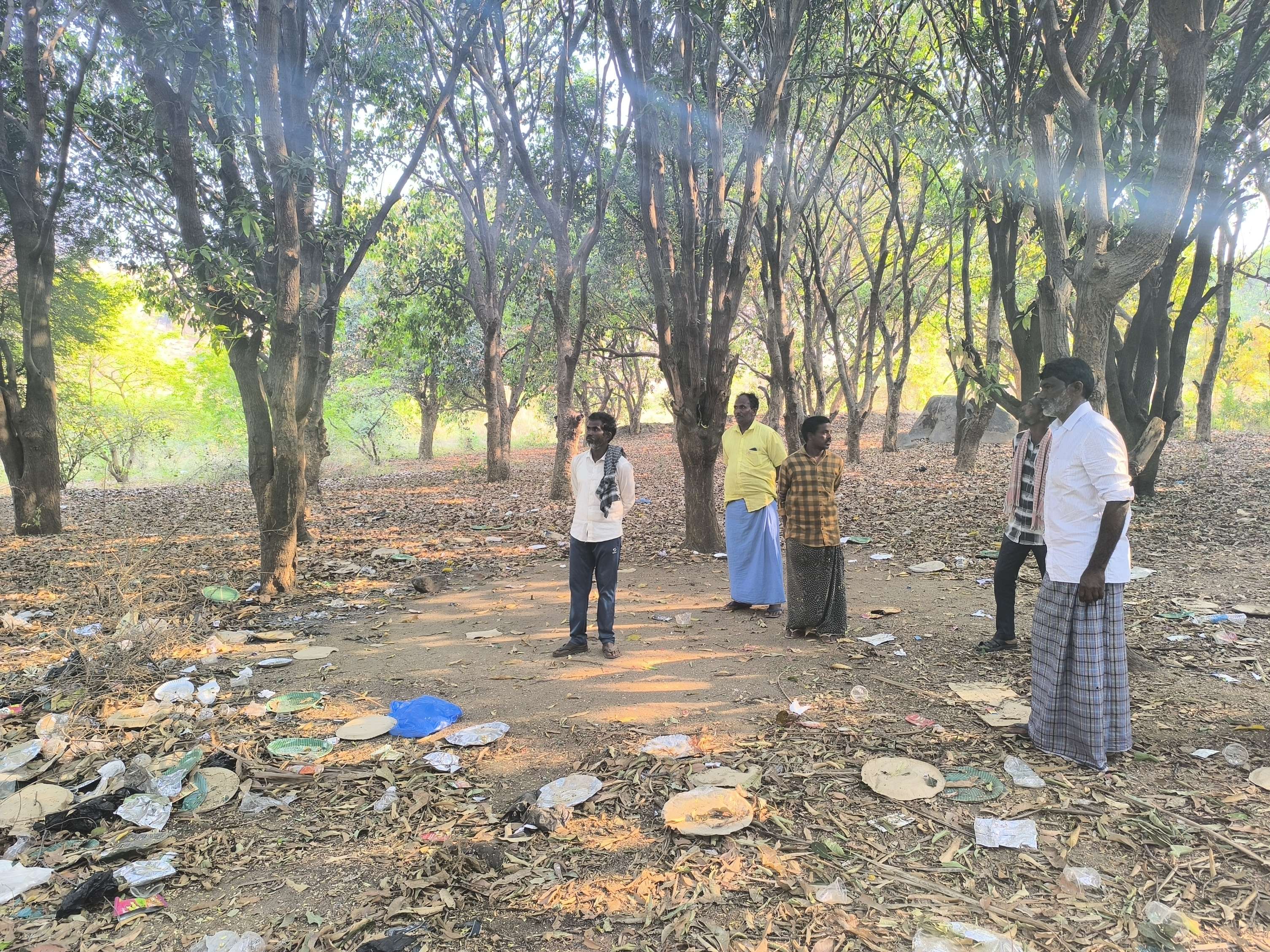 ಸಾಣಾಪುರ ಕೆರೆ ಬಳಿ ರಂಗಾಪುರ ರಸ್ತೆಗೆ ತೆರಳುವ ಮಾರ್ಗದಲ್ಲಿ ಅಕ್ರಮ ಚಟುವಟಿಕೆಗಳ ತಾಣವಾದ ಮಾವಿನ ತೋಟ ತೋರಿಸುತ್ತಿರುವ ರಂಗಾಪುರ ಗ್ರಾಮಸ್ಥರು