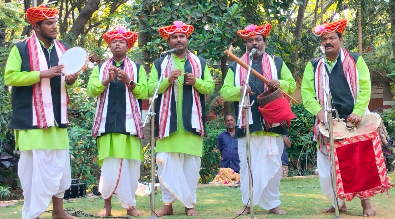 ರಾಮನಗರದ ಜಾನಪದ ಲೋಕದಲ್ಲಿ  ಭಾನುವಾರ ನಡೆದ ‘ಲೋಕಸಿರಿ’ ಕಾರ್ಯಕ್ರಮದಲ್ಲಿ ಬಾಗಲಕೋಟೆಯ ಗೊಂದಲಿಗ ಕಲಾವಿದ ಹನುಮಂತಪ್ಪ ವೆಂಕಪ್ಪ ಸುಗತೇಕರ ತಂಡ ಗೊಂದಲ ಗಾಯನ ಪ್ರಸ್ತುತಪಡಿಸಿತು