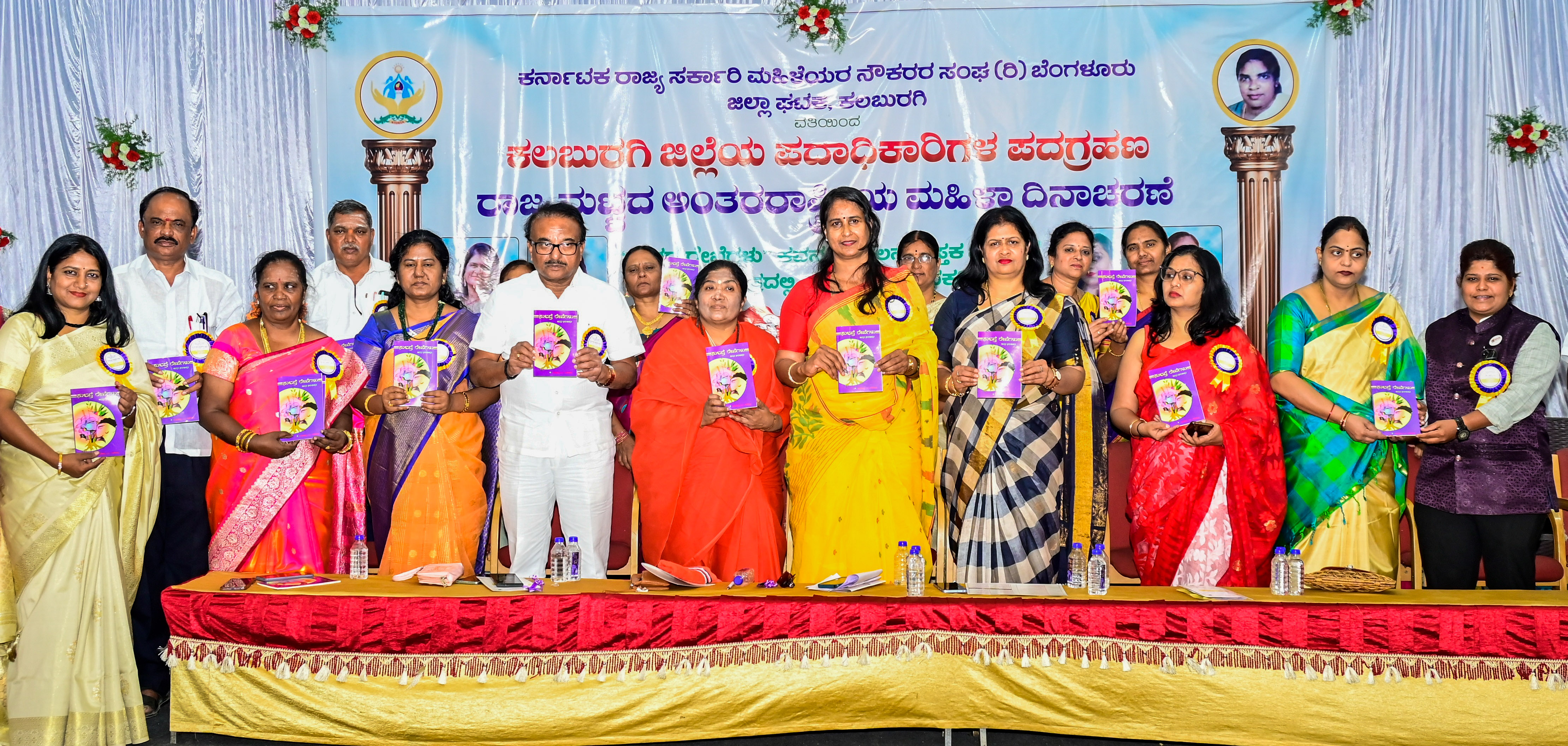 ಮಹಿಳಾ ದಿನಾಚರಣೆಯ ಅಂಗವಾಗಿ ಕಲಬುರಗಿಯ ಬಸವರಾಜಪ್ಪ ಅಪ್ಪ ಮೆಮೋರಿಯಲ್ ಹಾಲ್‌ನಲ್ಲಿ ಭಾನುವಾರ ನಡೆದ ಕಾರ್ಯಕ್ರಮದಲ್ಲಿ ‘ಸುಭದ್ರೆ ರೇಖೆಗಳು’ ಕವನ ಸಂಕಲನ ಬಿಡುಗಡೆ ಮಾಡಲಾಯಿತು. ಎಂಎಲ್‌ಸಿ ಶಶೀಲ್ ನಮೋಶಿ ರಮಾ ಆರ್‌. ಶೈಲಜಾ ರಶ್ಮಿ ಎಸ್‌. ಮತ್ತಿತರರು ಹಾಜರಿದ್ದರು   ಪ್ರಜಾವಾಣಿ ಚಿತ್ರ