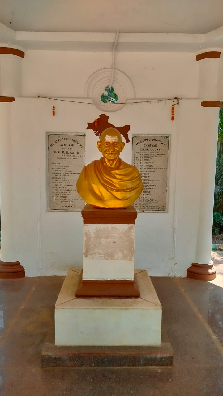 ಉಪವನದಲ್ಲಿರುವ ಮಹಾತ್ಮ ಗಾಂಧಿ ಪ್ರತಿಮೆ