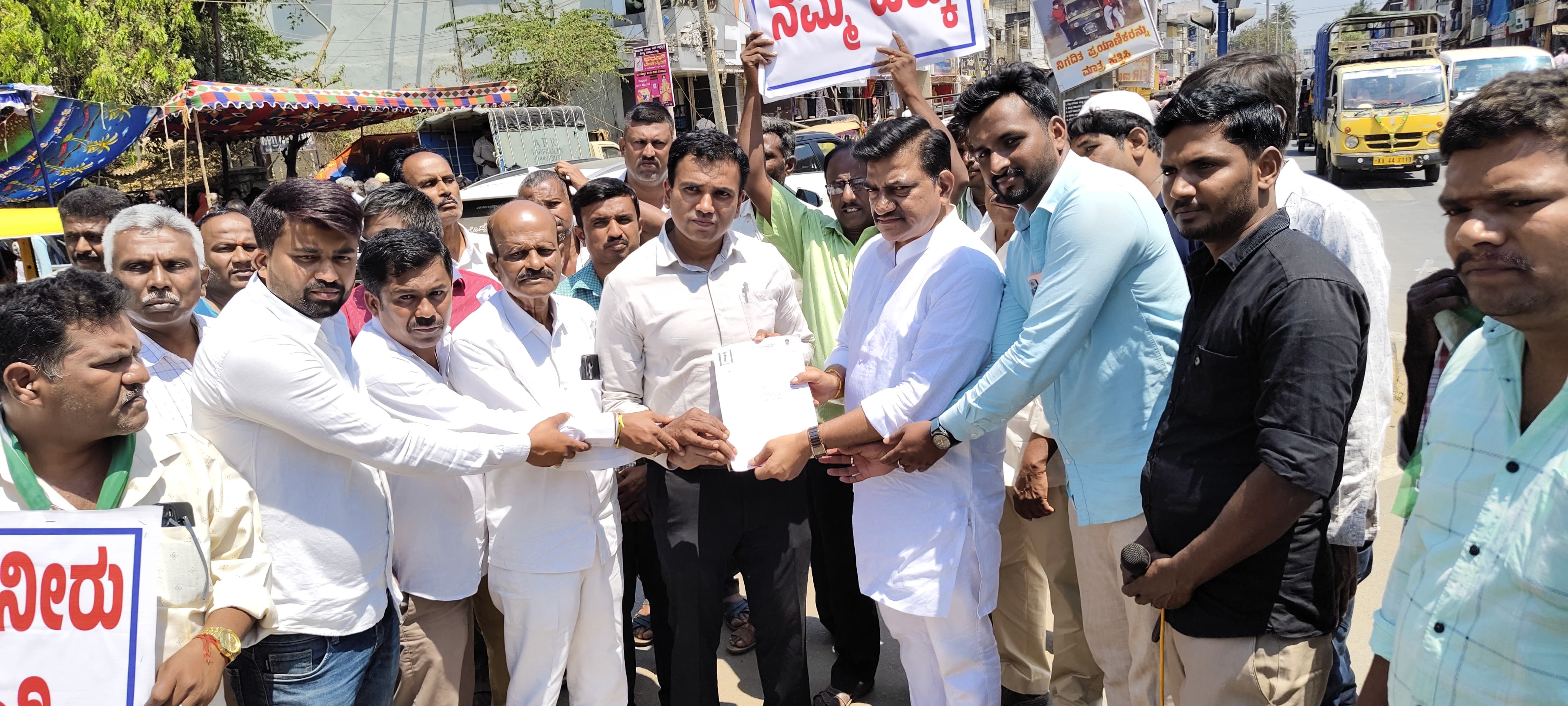 ನಗರದ ಸಿಂಗ್ರೀ ನಂಜಪ್ಪ ವೃತ್ತದ ಬಳಿ ನಗರಕ್ಕೆ ಕುಡಿಯುವ ನೀರಿಗಾಗಿ ಆಗ್ರಹಿಸಿ ಜೆಡಿಎಸ್ ಮುಖಂಡ ಕೆ.ಟಿ ಶಾಂತಕುಮಾರ್ ನೇತೃತ್ವದಲ್ಲಿ ಪ್ರತಿಭಟನೆ ನಡೆಸಿ ಪೌರಾಯುಕ್ತರ ವಿರುದ್ದ ಆಕ್ರೋಶ ವ್ಯಕ್ತಪಡಿಸಿ ಧರಣಿ ಸತ್ಯಾಗ್ರಹವನ್ನು ಸೋಮವಾರ ನಡೆಸಿ ತಹಶೀಲ್ದಾರ್‌ಗೆ ಮನವಿ ಪತ್ರ ಸಲ್ಲಿಸಲಾಯಿತು.
