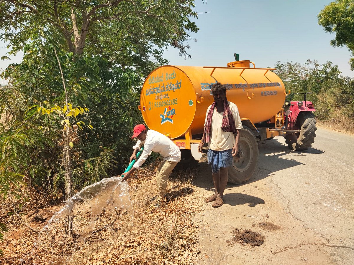 ಲಕ್ಷ್ಮೇಶ್ವರ: ಒಣಗುತ್ತಿದ್ದ ಗಿಡಗಳಿಗೆ ಟ್ಯಾಂಕರ್‌ ನೀರಿನ ಆಸರೆ