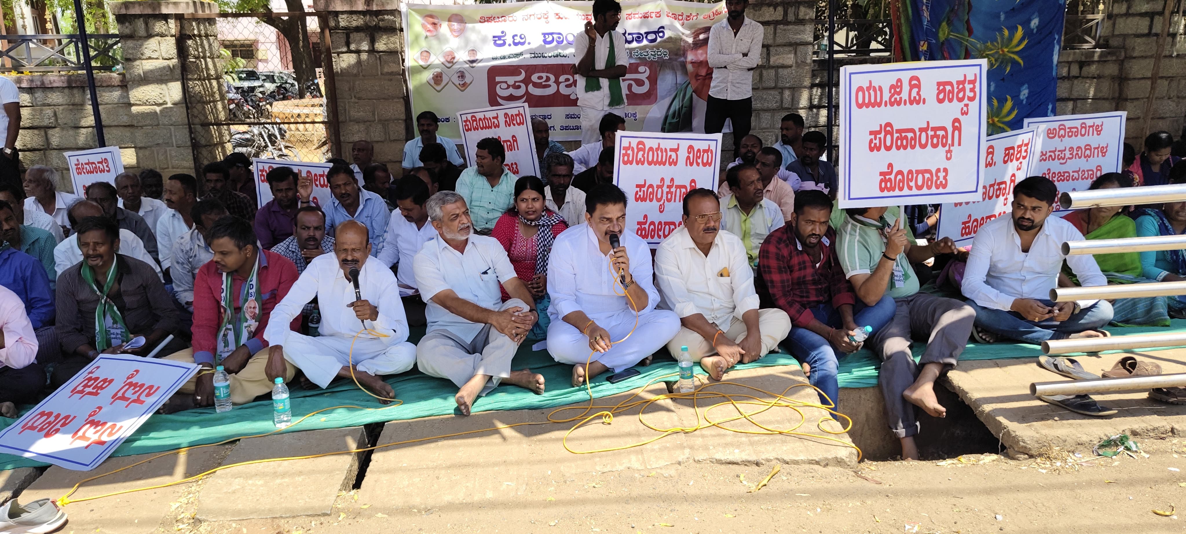 ಜನಪತ್ರನಿಧಿಗಳ ನಿರ್ಲಕ್ಷ್ಯದಿಂದ ಇಂತಹ ದುಸ್ಥಿತಿ ಬಂದಿದೆ. ಶಾಶ್ವತ ಕುಡಿಯುವ ನೀರು ಪೂರೈಸುವವರೆಗೂ ಹೋರಾಟ ಮುಂದುವರೆಯಲಿದೆ
ಕೆ.ಟಿ.ಶಾಂತಕುಮಾರ್ ಸ್ಥಳೀಯ 
