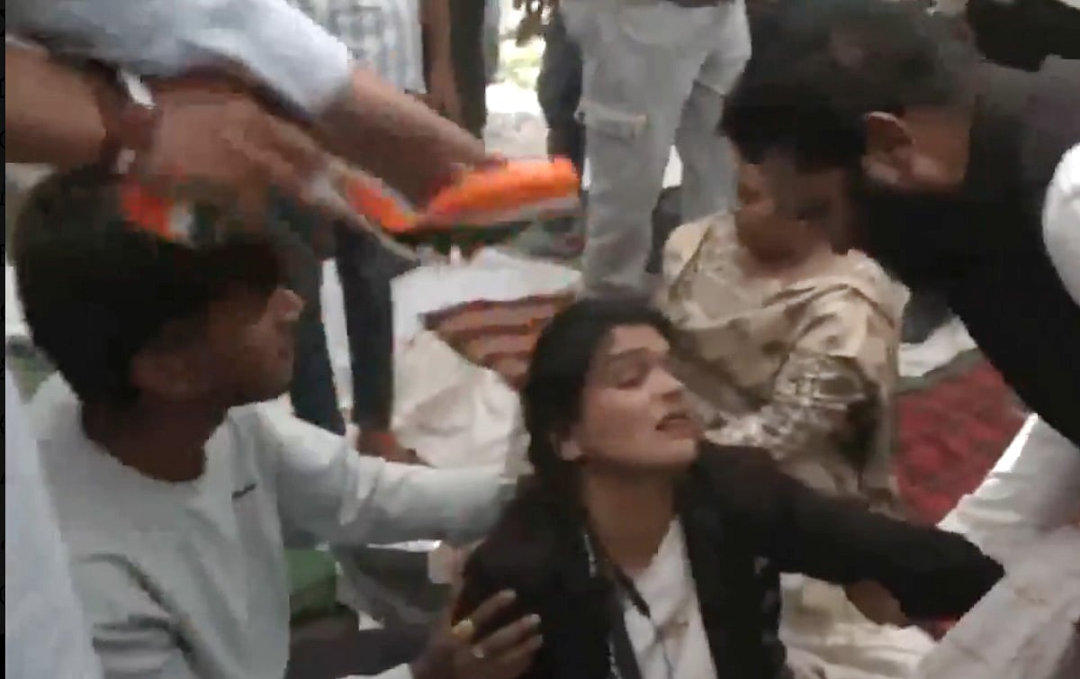 VIDEO  | ಮಧ್ಯಪ್ರದೇಶ: ವೇದಿಕೆ ಕುಸಿದು ಕಾಂಗ್ರೆಸ್‌ನ ಕನಿಷ್ಠ 7 ನಾಯಕರಿಗೆ ಗಾಯ