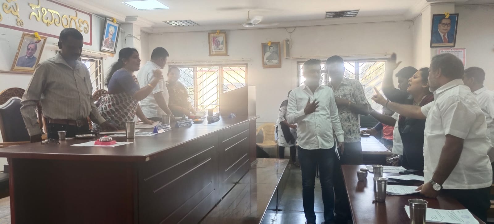 ಮದ್ದೂರಿನ ಪುರಸಭೆಯಲ್ಲಿ ಸೋಮವಾರ ವಿಶೇಷ ಸಭೆಯ ವೇಳೆ ಪುರಸಭಾಧ್ಯಕ್ಷೆ ಕೋಕಿಲಾ ಅರುಣ್ ಹಾಗೂ ಜೆಡಿಎಸ್ ಸದಸ್ಯರಾದ ಪ್ರಿಯಾಂಕ ಅಪ್ಪುಗೌಡ ಮಹೇಶ್ ಅವರ ನಡುವೆ ವಾಕ್ಸಮರ ನಡೆಯಿತು