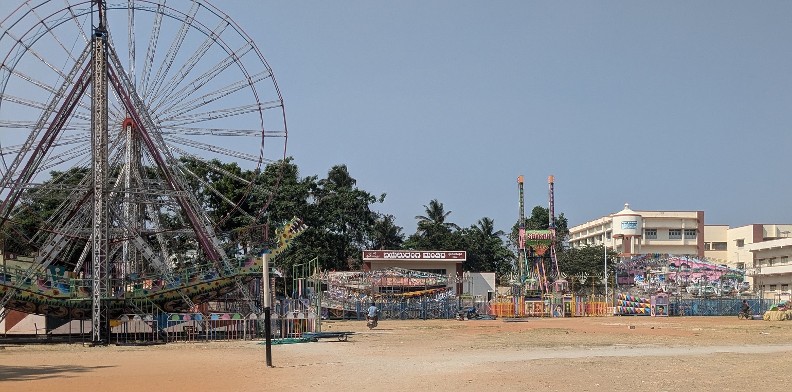 ಹೊಳೆನರಸೀಪುರದ ಬಯಲುರಂಗ ಮಂದಿರದ ಆವರಣದಲ್ಲಿ ಮನೋರಂಜನಾ ಪಾರ್ಕ್‌ ಸಿದ್ಧವಾಗುತ್ತಿದೆ.