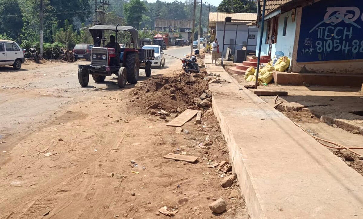 ಕೊಣನೂರು-ಮಾಕೂಟ ಹೆದ್ದಾರಿಯ ಕಾಮಗಾರಿ ವಿಳಂಬ: ದೂಳಿನಿಂದ ಜನತೆ ಹೈರಾಣ