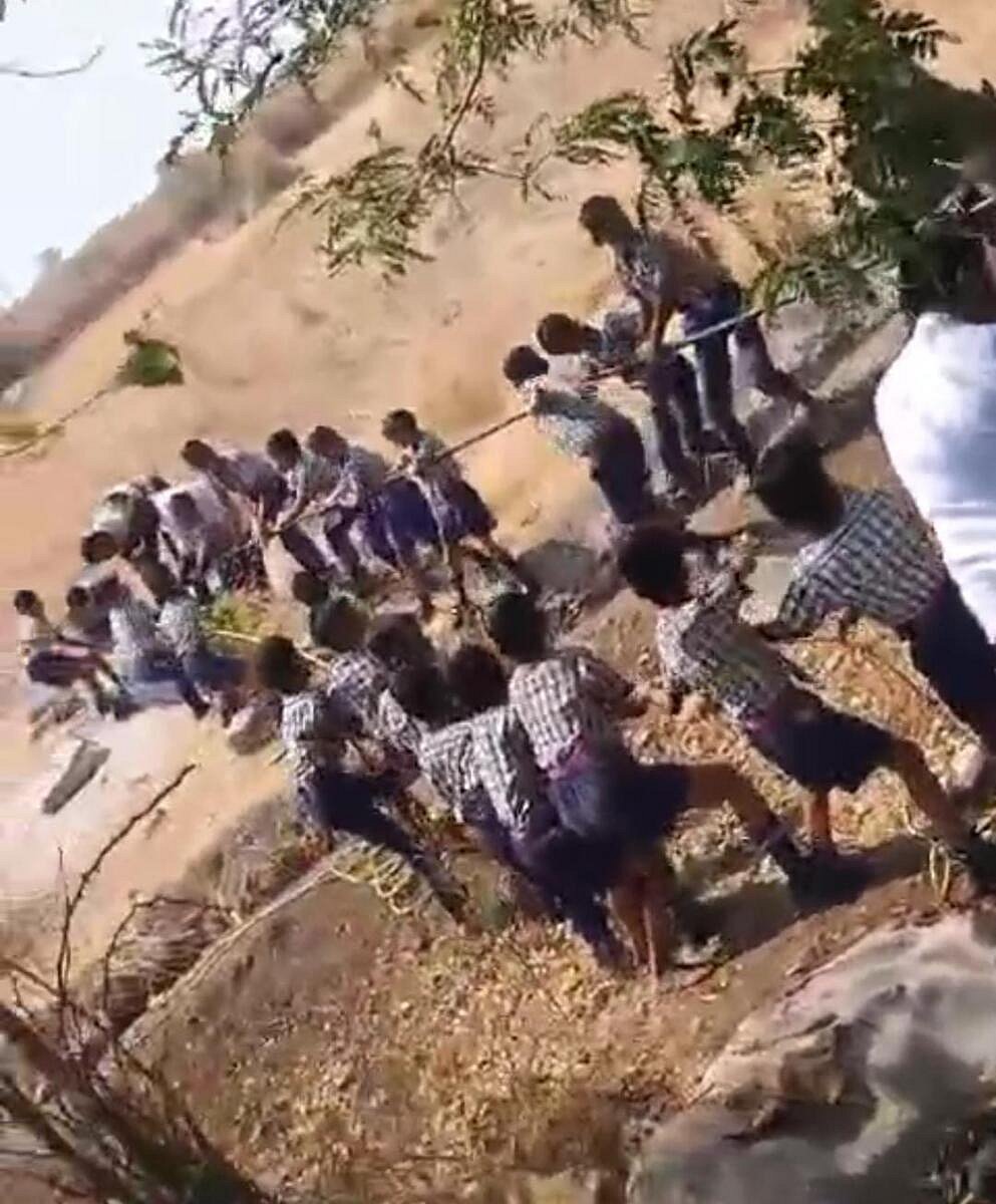 ಯಾದಗಿರಿ: ಕೊಳವೆಬಾವಿ ಪೈಪ್ ಮೇಲೆತ್ತಲು ಮಕ್ಕಳ ಬಳಕೆ ಮಾಡಿಕೊಂಡ ಖಾಸಗಿ ಶಾಲೆ