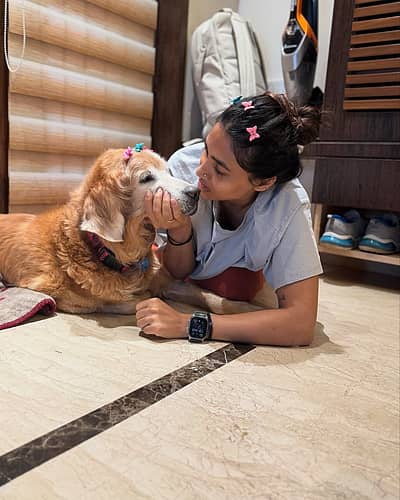 ನಾನು ನಿನ್ನ ಕಿವಿಯಲ್ಲಿ ಹಲವು ಬಾರಿ ಹೇಳಿರುವ ಎಲ್ಲಾ ವಿಷಯಗಳನ್ನು ನೆನಪಿಡು. ಮುಂದೊಂದು ದಿನ ನಿನ್ನನ್ನು ಭೇಟಿ ಮಾಡಿದಾಗ ಬಾಲ ಅಲ್ಲಾಡಿಸು, ಕಿವಿಗಳನ್ನು ನೆಟ್ಟಗೆ ಮಾಡಿಕೊಂಡು ಬಾ. ಮುಂದೊಂದು ದಿನ ನಿನಗೆ ಕೈ ತುಂಬಾ ಗೊಂಬೆ, ತಿಂಡಿ ಹಾಗೂ ಪ್ರೀತಿ ಸಿಗುವಂತೆ ನಾನು ನೋಡಿಕೊಳ್ಳುತ್ತೀನಿ ಎಂದು ಸಪ್ತಮಿ  ಭಾವುಕ ಪೋಸ್ಟ್‌ ಹಂಚಿಕೊಂಡಿದ್ದಾರೆ.