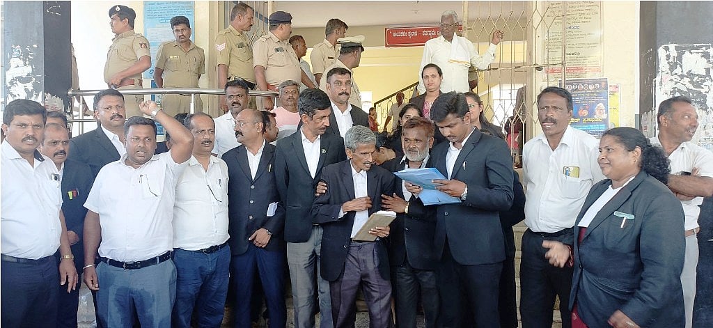 ಪಾಂಡವಪುರ: ಉಪ ವಿಭಾಗಾಧಿಕಾರಿ ವರ್ತನೆ ಖಂಡಿಸಿ ವಕೀಲರ ಪ್ರತಿಭಟನೆ