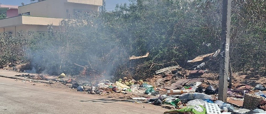 ಹೊಸಕೋಟೆ: ರಸ್ತೆಯಂಚಿನ ಕಸಕ್ಕೆ ಬೆಂಕಿ