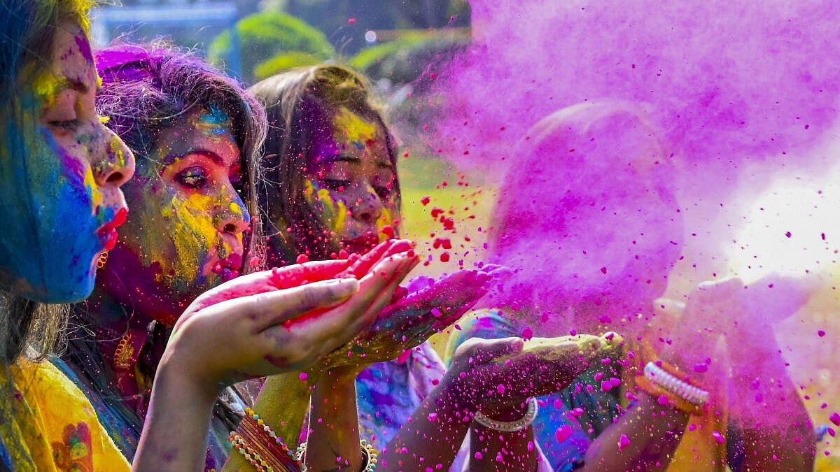 PHOTOS: ಉತ್ತರ ಭಾರತದಲ್ಲಿ ಹೋಳಿ ಸಂಭ್ರಮ ಶುರು; ಬಣ್ಣಗಳ ನಡುವೆ ಯುವ ಜನರ ಮೋಜು