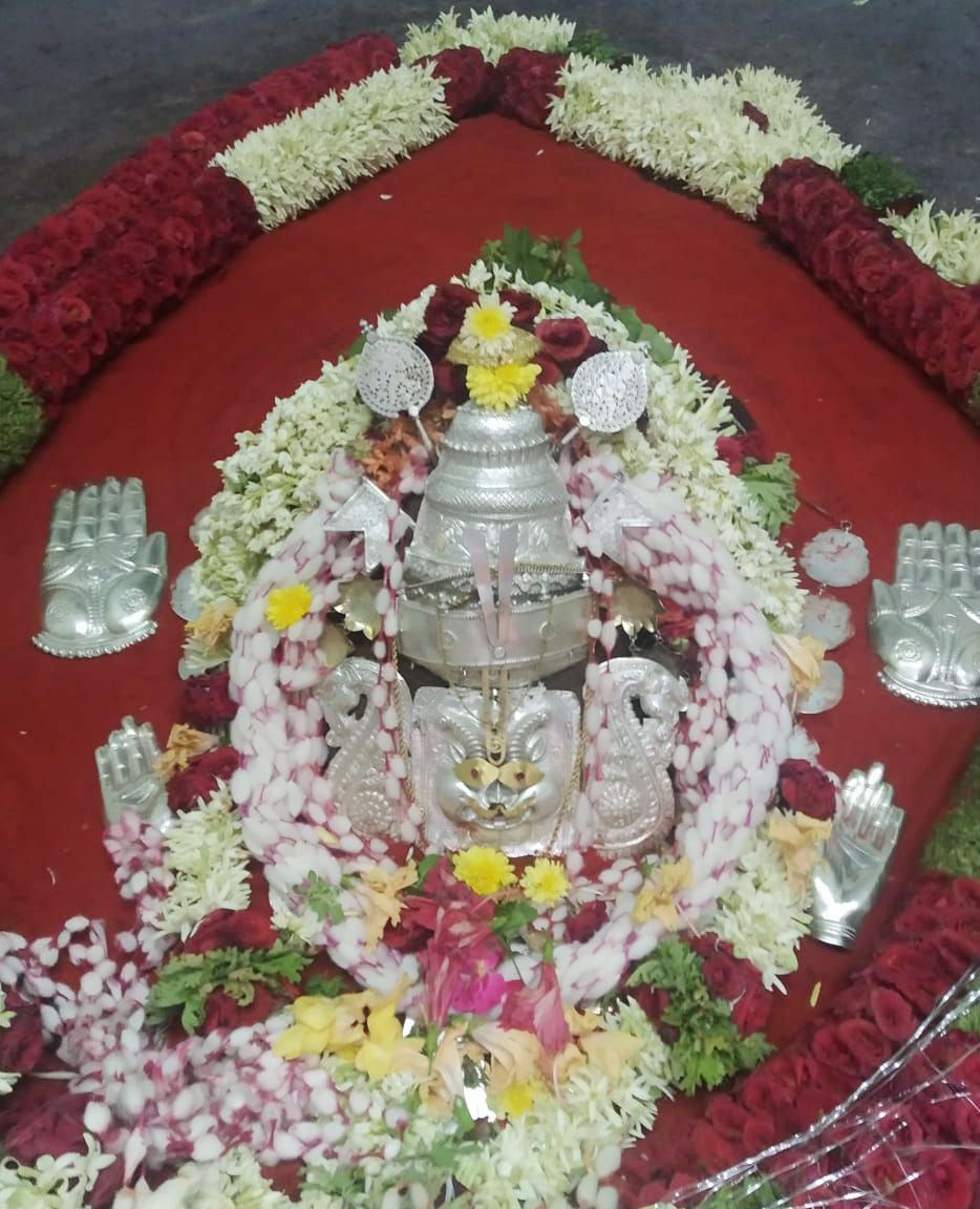 ದೇವಸ್ಥಾನದಲ್ಲಿರುವ ಉದ್ಭವ ಲಕ್ಷ್ಮಿಕನಕನರಸಿಂಹ ದೇವರು