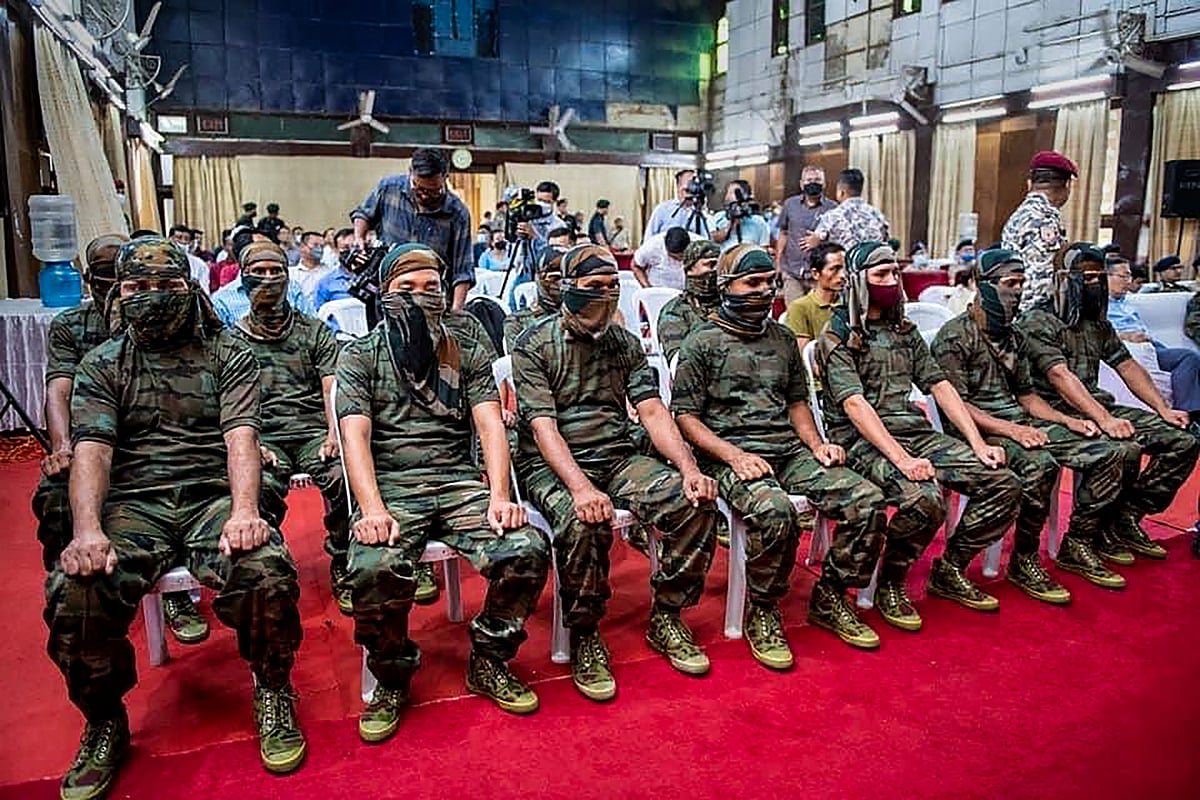 ಛತ್ತೀಸಗಢ: ದಂಪತಿ ಸೇರಿದಂತೆ 17 ನಕ್ಸಲರ ಶರಣಾಗತಿ