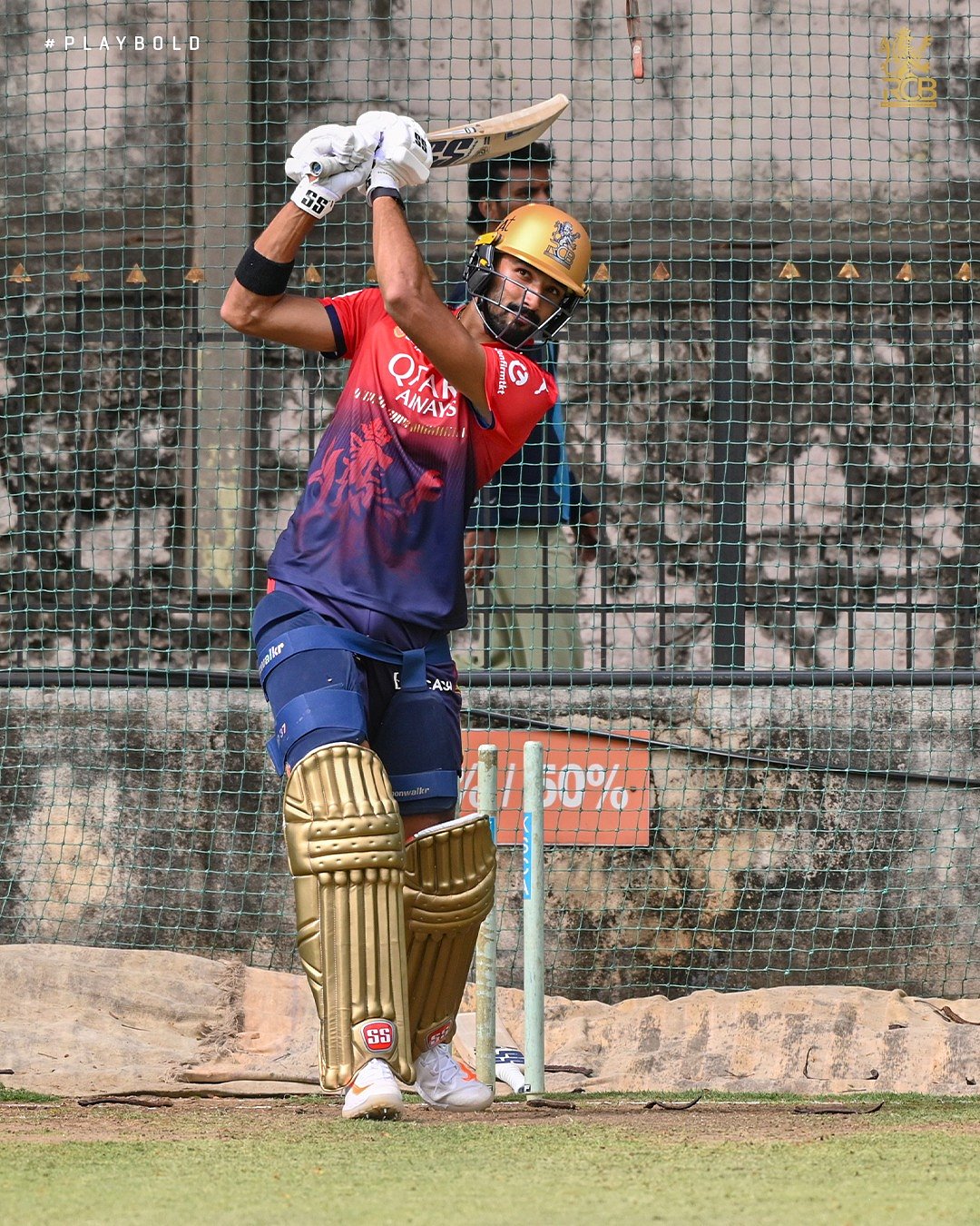 ರಾಯಲ್ ಚಾಲೆಂಜರ್ಸ್‌ ಬೆಂಗಳೂರು ಆಟಗಾರರ ಅಭ್ಯಾಸ: ಭುವಿ ಬೌಲಿಂಗ್, ಡಿಕೆ ಕೋಚಿಂಗ್‌!