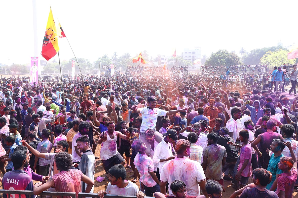 ಹೊಸಪೇಟೆಯಲ್ಲಿ ಹೋಳಿ ಸಂಭ್ರಮ: ಬಣ್ಣ ಎರಚುತ್ತ ಕುಣಿದಾಡಿದ ಯುವಜನತೆ