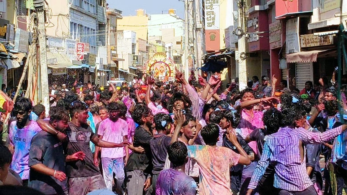 ಚನ್ನಪಟ್ಟಣ: ಮಂಡೀಪೇಟೆ ಗರುಡಗಂಬ ಬೀದಿ ಕಾಮನ ಹಬ್ಬ