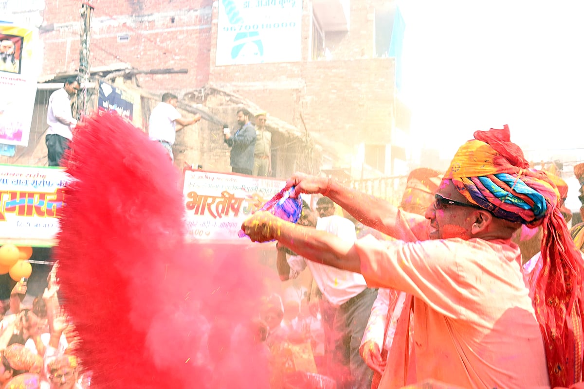 Holi 2025: ಗೋರಖನಾಥ ದೇಗುಲದಲ್ಲಿ ಯುಪಿ ಸಿಎಂ ಯೋಗಿ ಆದಿತ್ಯನಾಥ್ ಹೋಳಿ ಆಚರಣೆ
