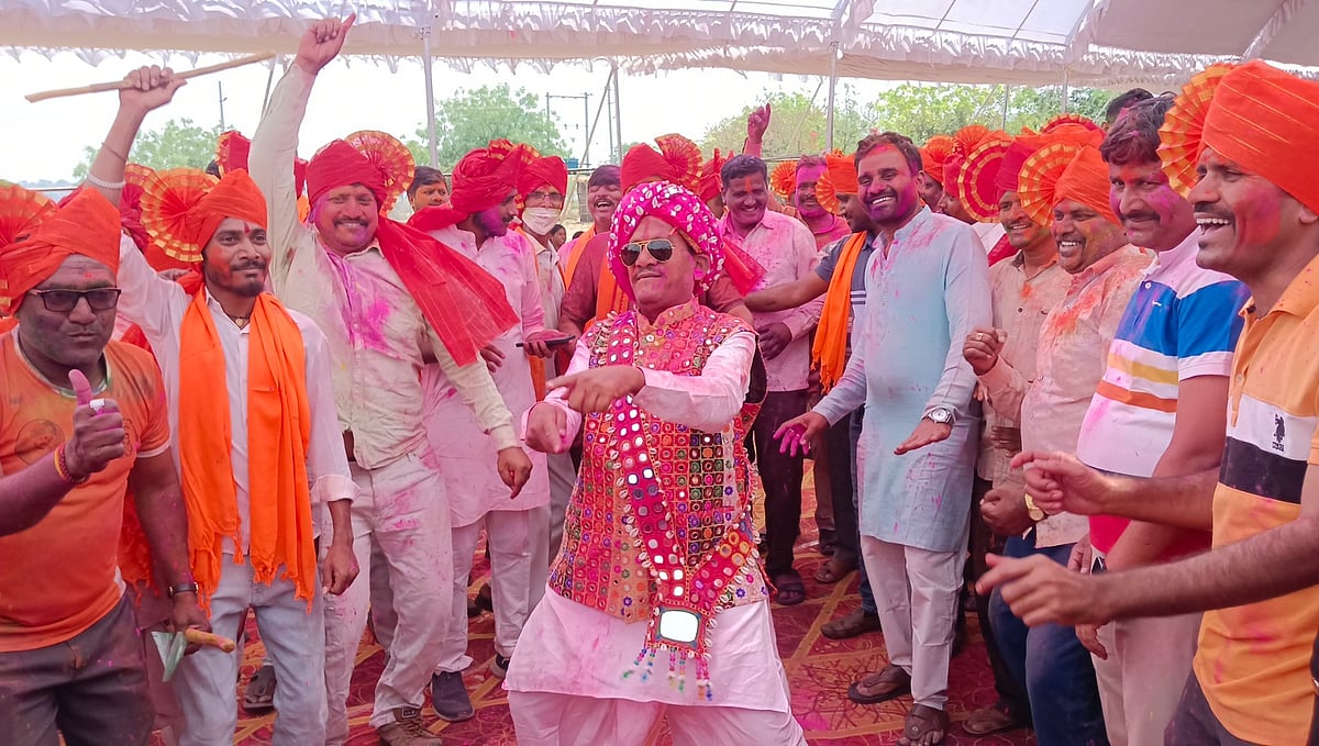 Holi 2025 | ಬೀದರ್‌ನಲ್ಲಿ ಸಂಭ್ರಮದ ಹೋಳಿ: ಗುಲಾಲಿನಲ್ಲಿ ಮಿಂದೆದ್ದ ಜನ