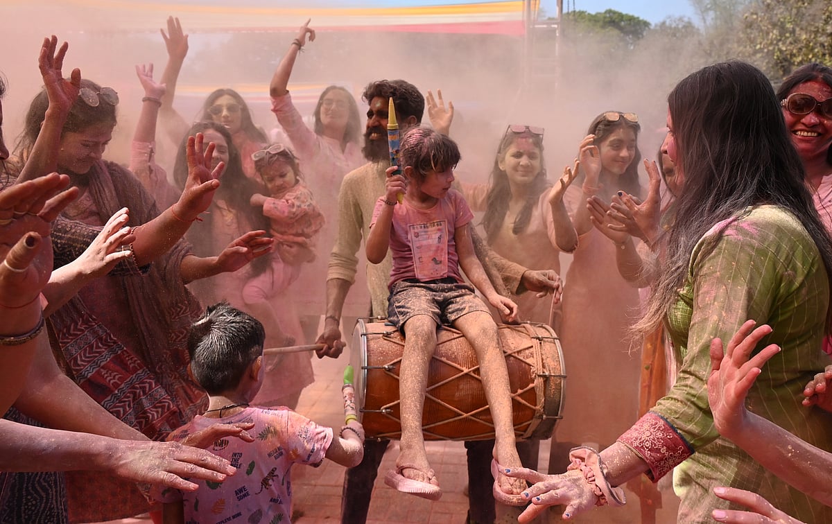 ಬೆಂಗಳೂರಲ್ಲಿ ಹೋಳಿ ಸಂಭ್ರಮ: ಬಣ್ಣ ಭಾವದ ಪುಳಕ