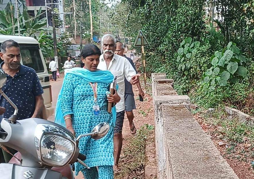 ತೋಡಿಗೆ ಕೊಳಚೆ ನೀರು: ಅಧಿಕಾರಿಗಳಿಂದ ಪರಿಶೀಲನೆ 