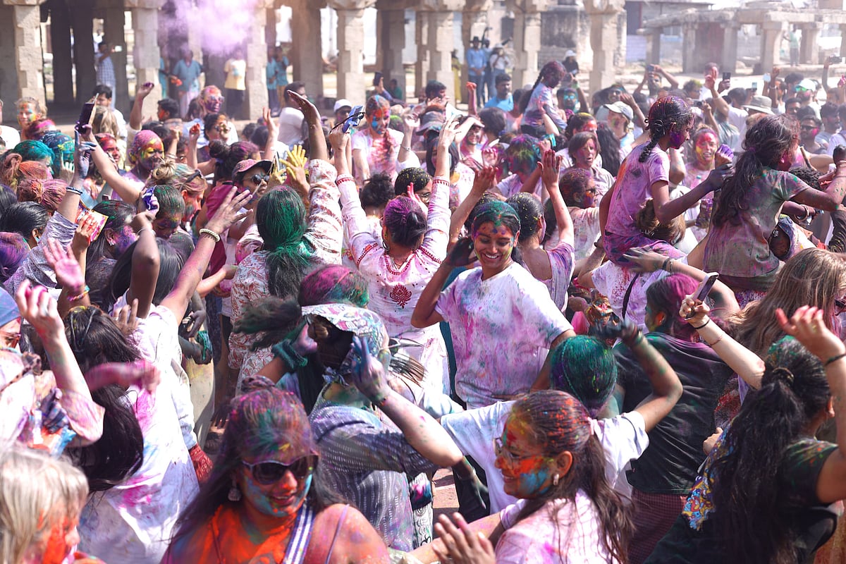 PHOTOS | ಹಂಪಿಯಲ್ಲಿ ವಿದೇಶಿಯರು ಸೇರಿದಂತೆ ಜನರ ಸಂಭ್ರಮದ ಓಕುಳಿಯಾಟ