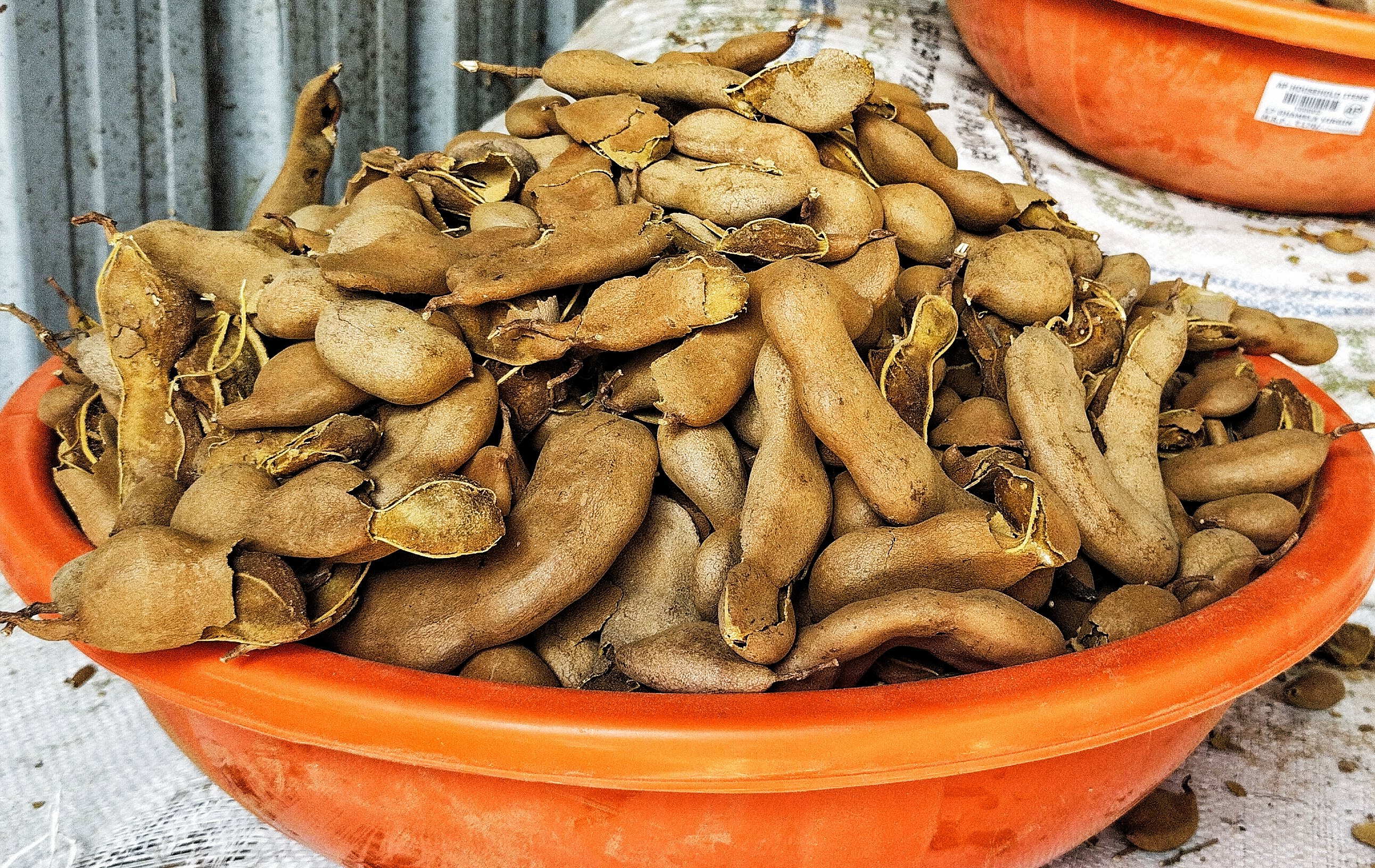 ಬುಟ್ಟಿಯಲ್ಲಿ ಸಂಗ್ರಹಿಸಿಡಲಾದ ಹುಣಸೆ ಹಣ್ಣು