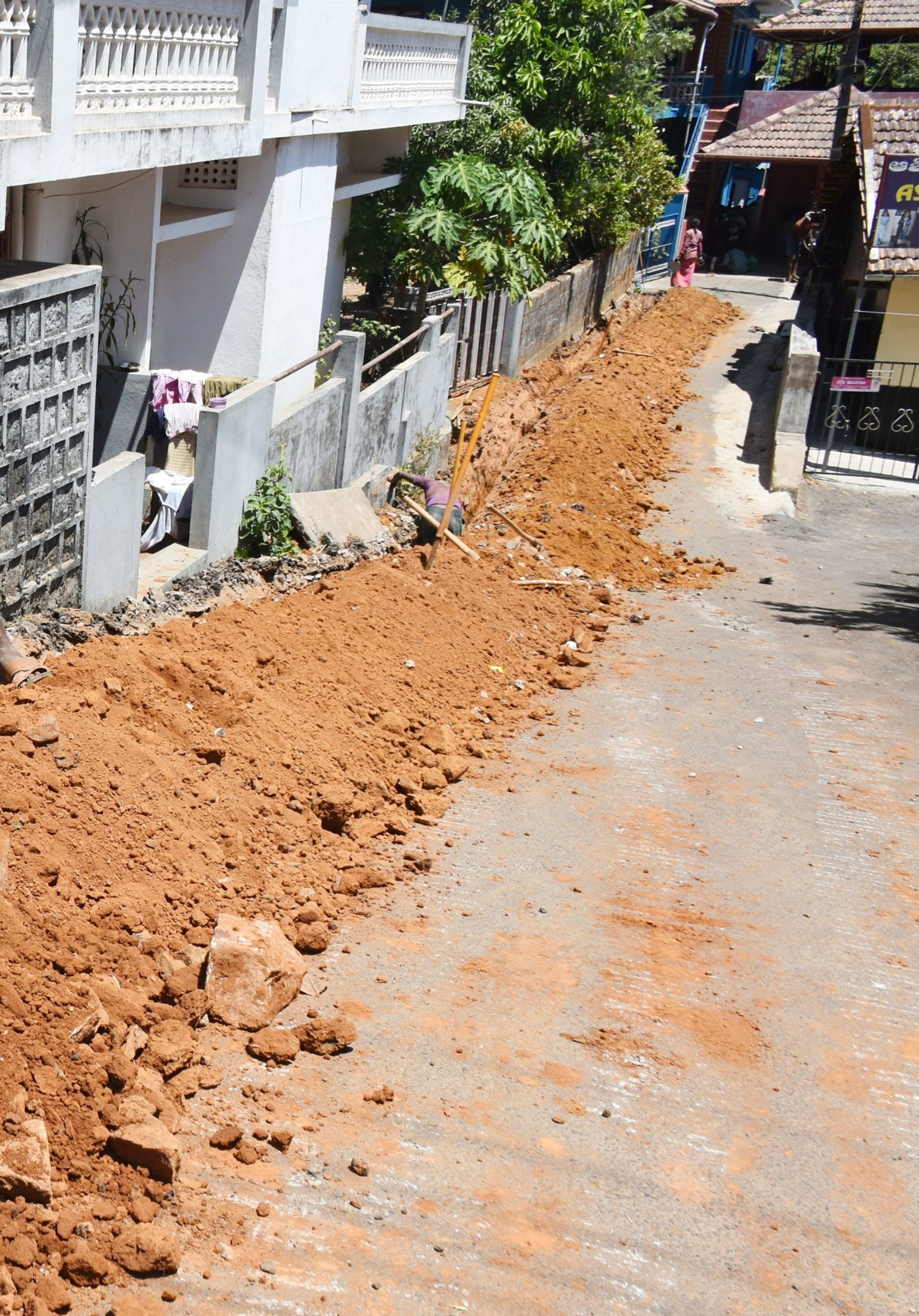ಮಡಿಕೇರಿಯಲ್ಲಿ ಅಮೃತ್–2 ಯೋಜನೆಗಾಗಿ ರಸ್ತೆಬದಿಯನ್ನು ಅಗೆದಿರುವುದು
