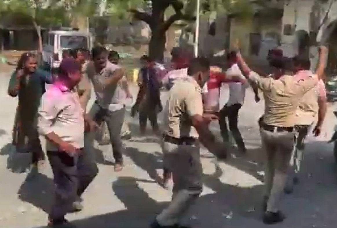 ಕಲಬುರಗಿ: ಸಮವಸ್ತ್ರದಲ್ಲೇ ಹೋಳಿ ಆಡಿದ ಪೊಲೀಸರು