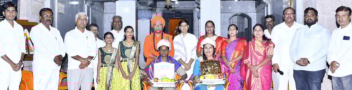 ಮಹಿಳೆ ಭೂಮಿ ತೂಕದವಳು: ಸಿದ್ಧರಾಮ ಶ್ರೀ