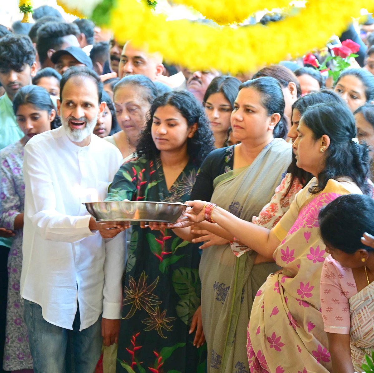 ನಟ ಪುನೀತ್ ರಾಜ್‍ಕುಮಾರ್ 50ನೇ ಜನ್ಮದಿನ: ಕುಟುಂಬ ಸದಸ್ಯರಿಂದ ಸಮಾಧಿಗೆ ಪೂಜೆ