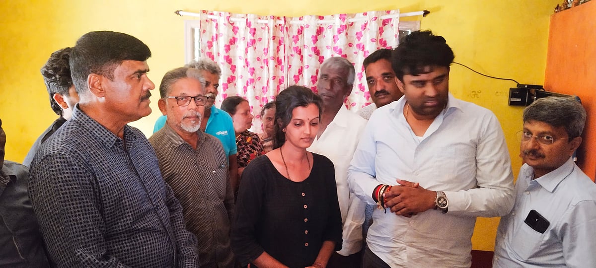 ಹಾಸನ ಸಂಸದರು ಶೋ 
ನೀಡುತ್ತಿದ್ದಾರೆ: ಡಾ.ಸೂರಜ್ ರೇವಣ್ಣ