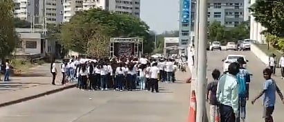 ಆಸ್ಪತ್ರೆಯ ಬಳಿ ವೈದ್ಯಕೀಯ ವಿದ್ಯಾರ್ಥಿಗಳಿಂದ ಜೋರಾದ ಸಂಗೀತ, ನೃತ್ಯ:ತನಿಖೆಗೆ ಆದೇಶ