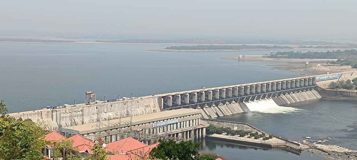 ಆಲಮಟ್ಟಿ ವಿದ್ಯುತ್ ಉತ್ಪಾದನೆಗೆ ನೀರು ಸ್ಥಗಿತ: ಗೇಟ್‌ ಮೂಲಕ ಹೊರಕ್ಕೆ! 