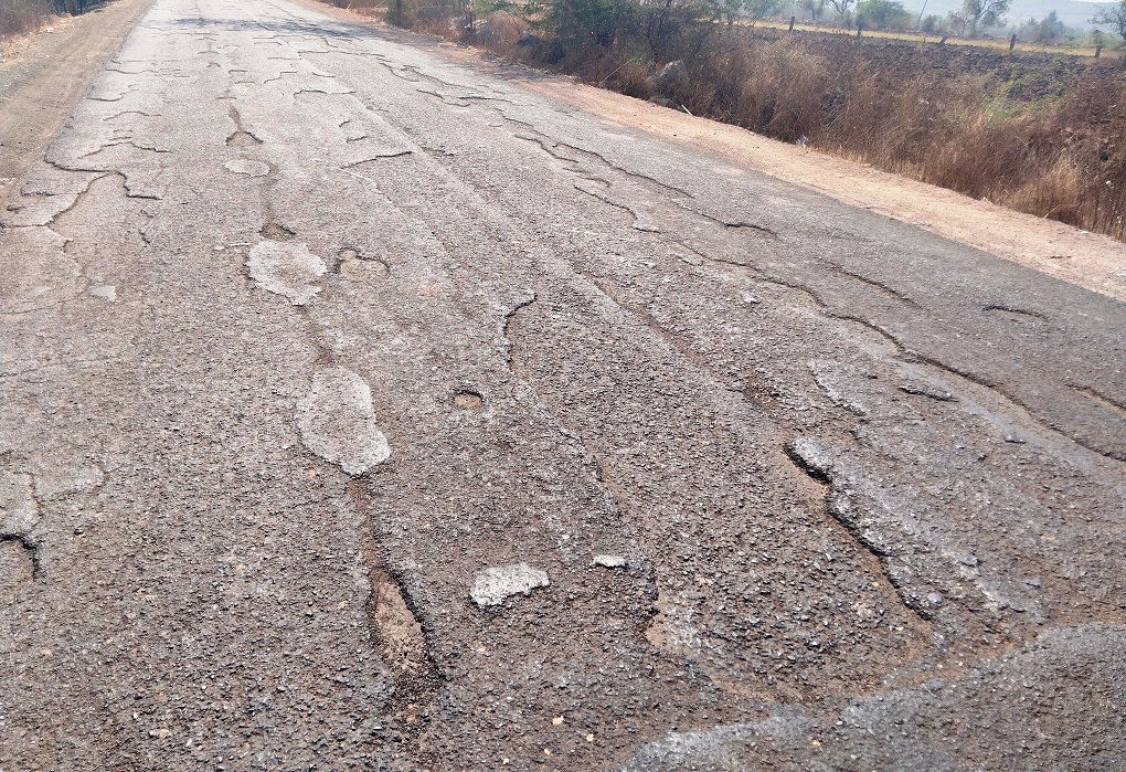 ಬಾಗಲಕೋಟೆ–ಆಲಮಟ್ಟಿ ಮುಖ್ಯ ರಸ್ತೆಯ ಅಚನೂರ ಕ್ರಾಸ್‌ನಿಂದ ಮನಹಳ್ಳಿ ಕ್ರಾಸ್ ವರೆಗಿನ ರಸ್ತೆ ಹದಗೆಟ್ಟಿದೆ