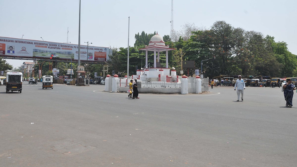 ಬಿಸಿಲಿಗೆ ಸವಾರರು ಹೈರಾಣು: ನೆರಳಿನ ವ್ಯವಸ್ಥೆ ಮಾಡದೇ ಮೈಮರೆತ ವಿಜಯಪುರ ಪಾಲಿಕೆ