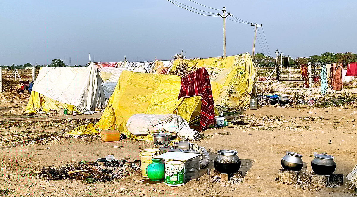 ಕುರುಗೋಡು: ಕೂಲಿ ಅರಸಿ ಕುಟುಂಬ ಸಮೇತ ವಲಸೆ