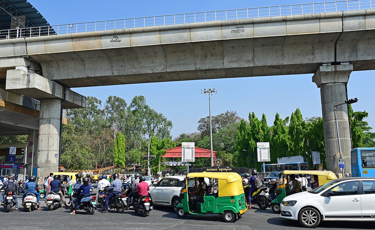 ಬೆಂಗಳೂರು ವಿವಿ ಆವರಣದಲ್ಲಿ ವಾಹನಗಳ ಭರಾಟೆ: ಶೈಕ್ಷಣಿಕ ಚಟುವಟಿಕೆಗೆ ಕಿರಿಕಿರಿ