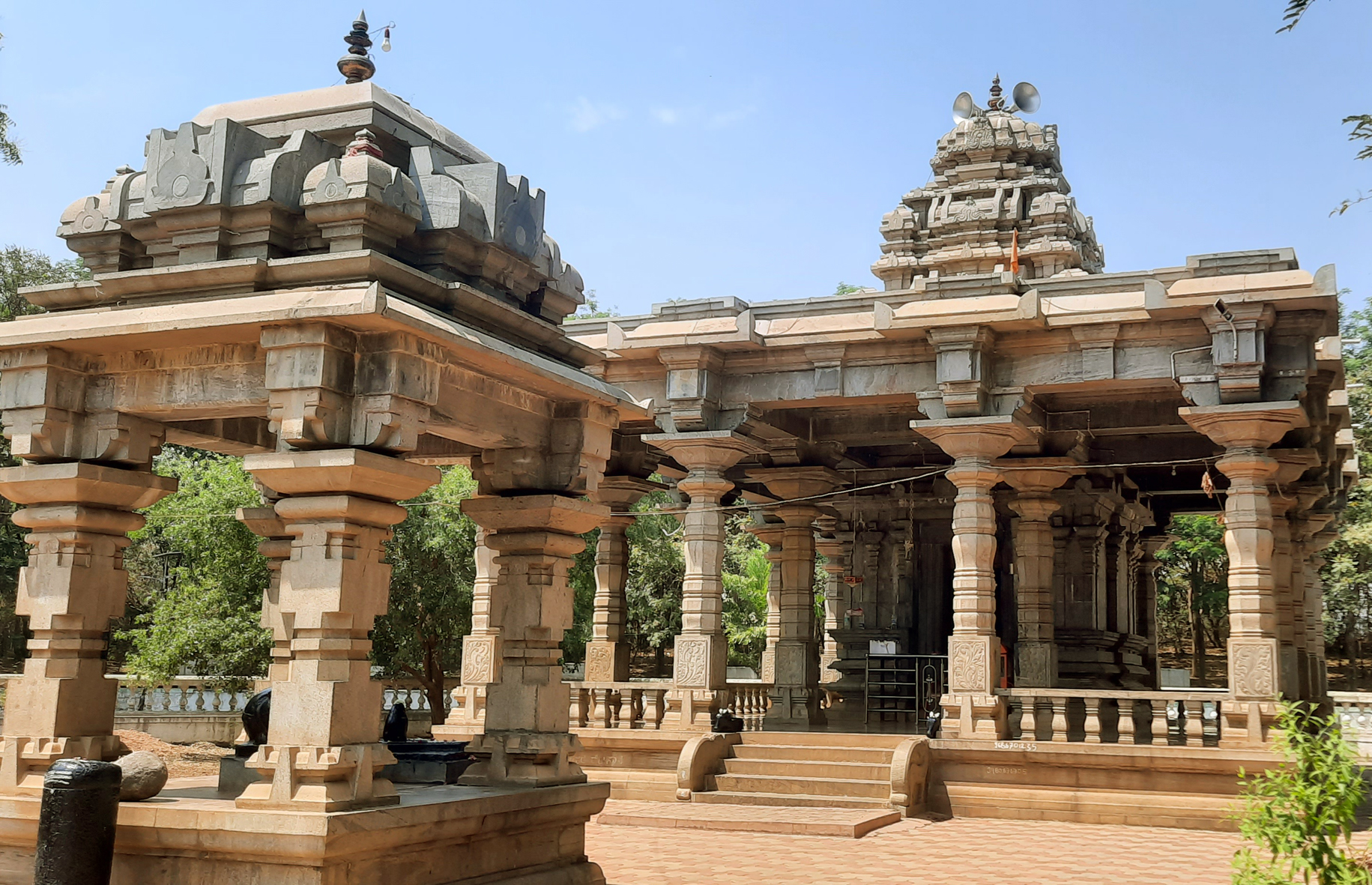 ಬಸವಕಲ್ಯಾಣ ನಗರದ ಮಡಿವಾಳ ಮಾಚಿದೇವರ ಹೊಂಡದ ಮಧ್ಯದಲ್ಲಿನ ದೇವಸ್ಥಾನ