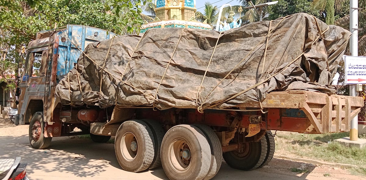 ಹಳೇಬೀಡು: ಸ್ಮಾರಕದ ಬಳಿ ಗಣಿಗಾರಿಕೆ: ಲಾರಿ, ಕಲ್ಲು ವಶ