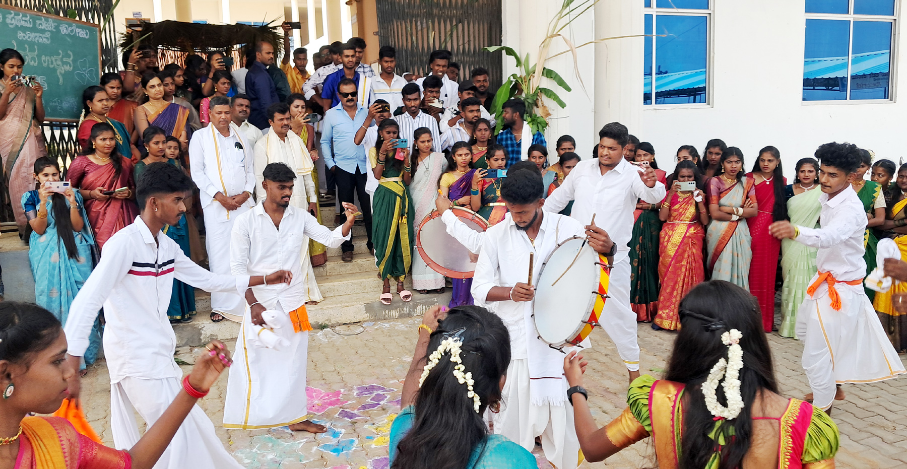ಹಿರೀಸಾವೆ ಸರ್ಕಾರಿ ಪ್ರಥಮ ದರ್ಜೆ ಕಾಲೇಜಿನಲ್ಲಿ ವಿದ್ಯಾರ್ಥಿಗಳು ತಮಟೆ ನಾದಕ್ಕೆ ರಂಗಕುಣಿತ ಪ್ರದರ್ಶಿಸಿದರು