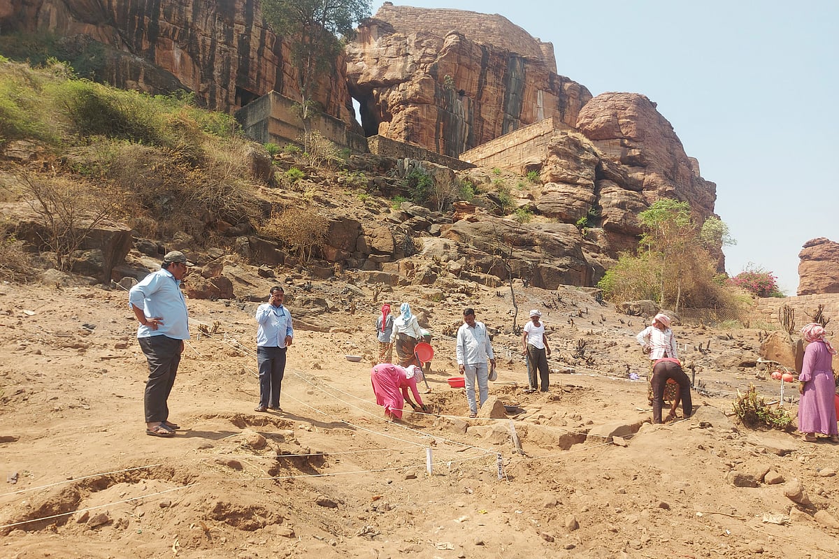 ಬಾದಾಮಿ: ಕೊರೆದ ಮೆಟ್ಟಿಲು, ಮಣ್ಣಿನ ಮಡಿಕೆ, ನಾಣ್ಯ ಪತ್ತೆ